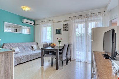 Apartments Persic Fazana Croatia room workspace image b2a80bb4-c497-4d04-8323-472824709739_kitchenapartmentsfazanacroatia.jpg,eca38932-c1cb-4dca-8fc0-658c5efb7460_terraceapartmentsfazanacroatiaistria.jpg