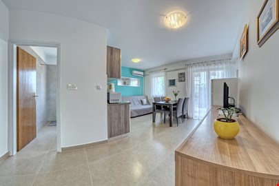 Apartments Persic Fazana Croatia room workspace image b2a80bb4-c497-4d04-8323-472824709739_kitchenapartmentsfazanacroatia.jpg,eca38932-c1cb-4dca-8fc0-658c5efb7460_terraceapartmentsfazanacroatiaistria.jpg